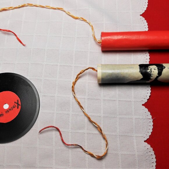 Portable and artistic belt made of cardboard dynamite sticks and posters - Picture 14 of 16